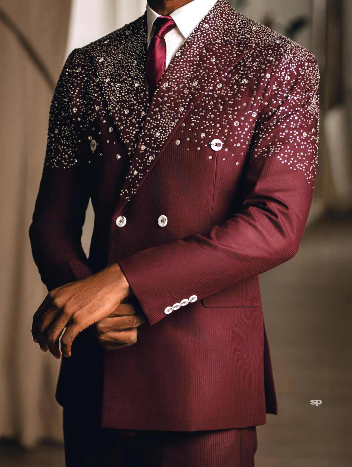 Men's Burgundy Double Breasted 2-Piece Suit with Gradient Star Rhinestones, Slim Blazer & Wide Leg Trousers for Groom Wedding Banquet