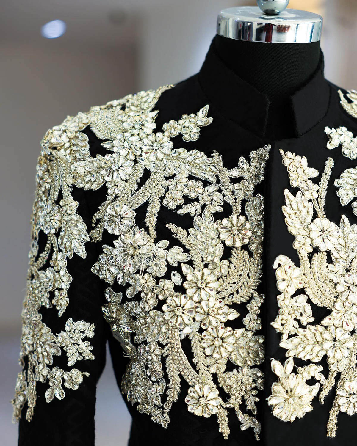 Men's Mandarin Collar Luxury Hand Beaded Floral Embroidered Tuxedo Wedding Suit Jacket
