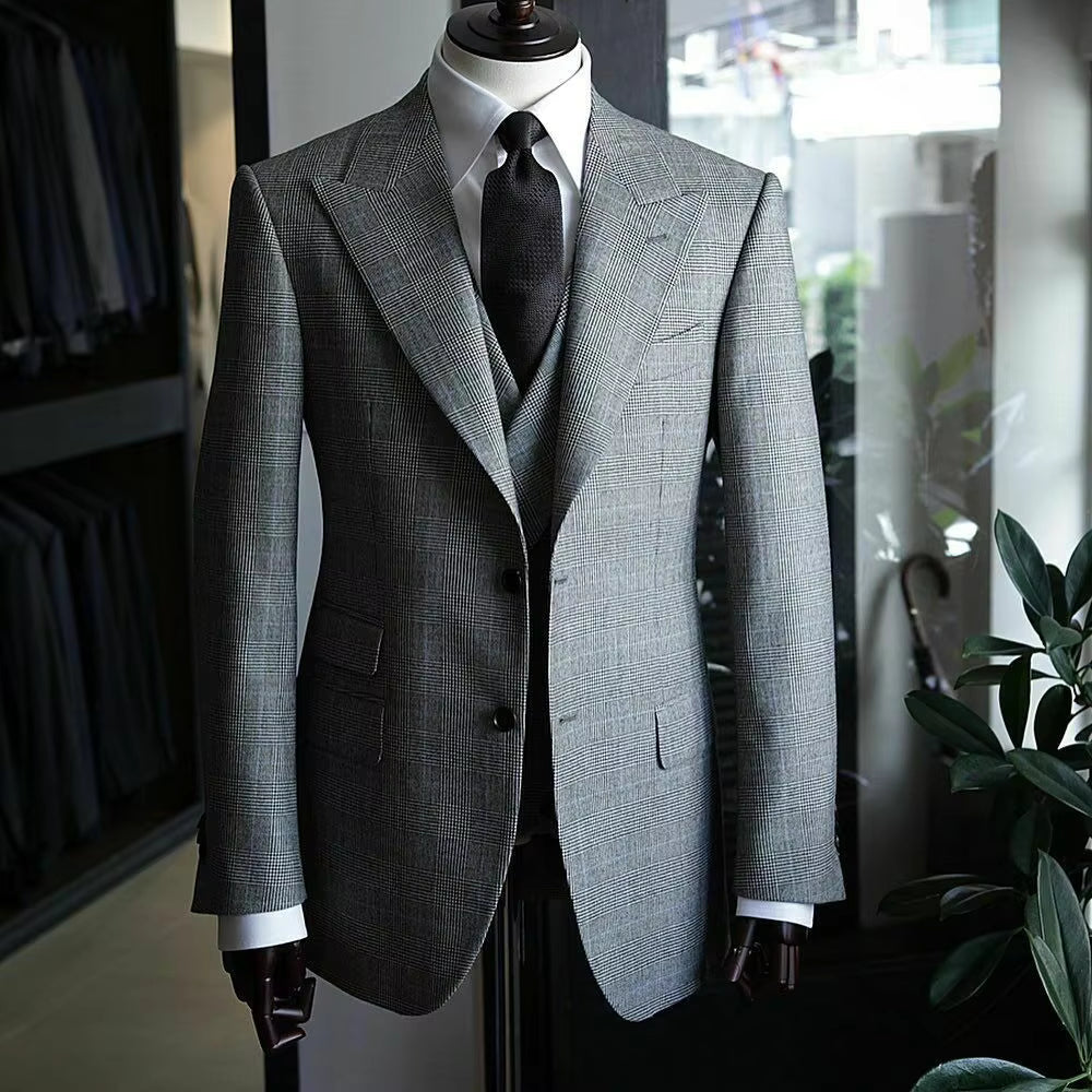 Men Grey Striped 3 Piece Suit Peak Lapel Business Formal Suit Blazer Vest Pants Wedding Office Outfit