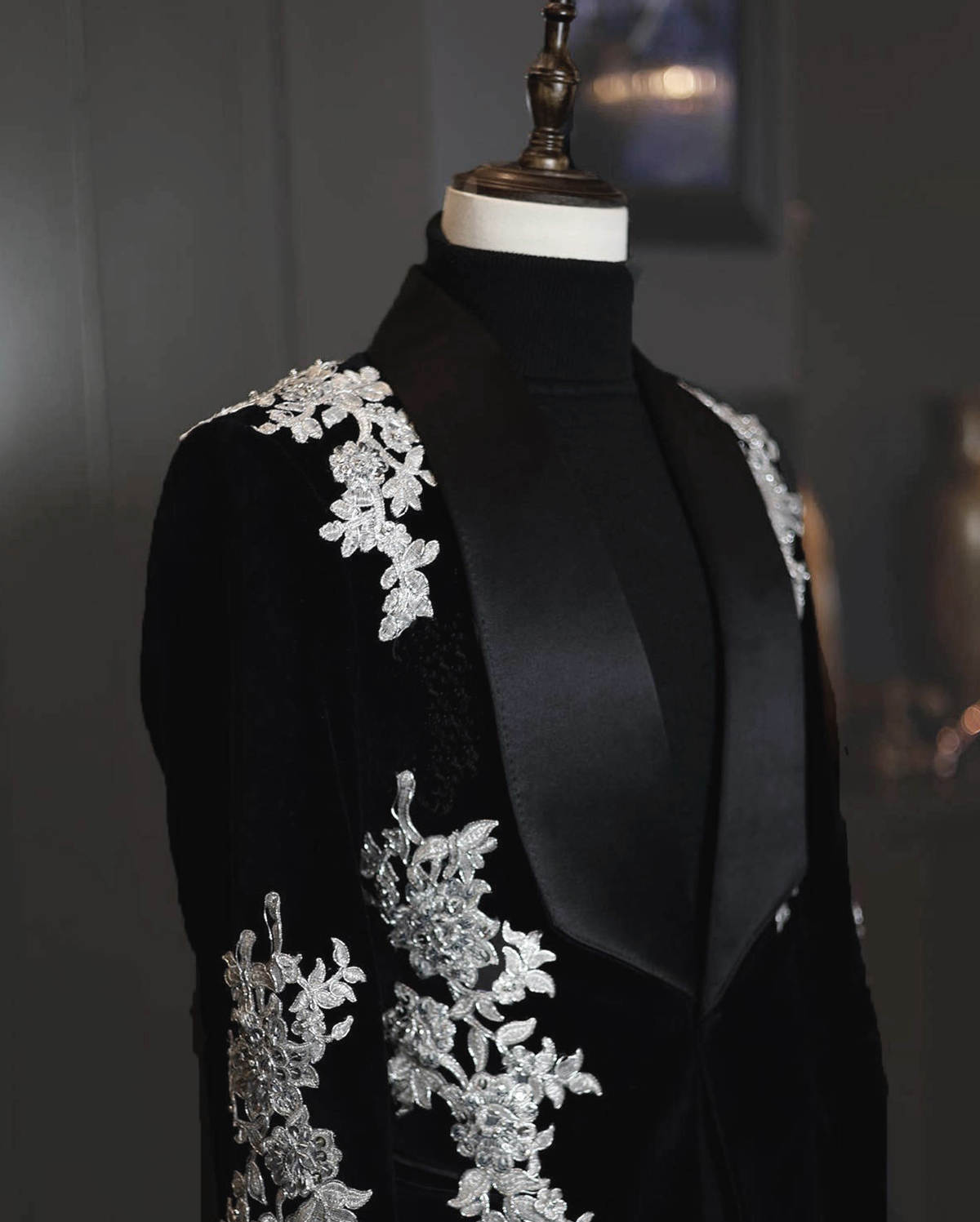 Luxury Dark Green Velvet Tuxedo Jacket, Handmade Silver Floral Rhinestone Embroidery Shawl Lapel Slim Fit Suit for Groom Wedding Host Gala Party