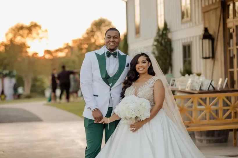 Men White Green Peak Lapel Tuxedo Suit Two Pieces Groom Wedding Suit Green Pants Bow Tie Formal Outfit