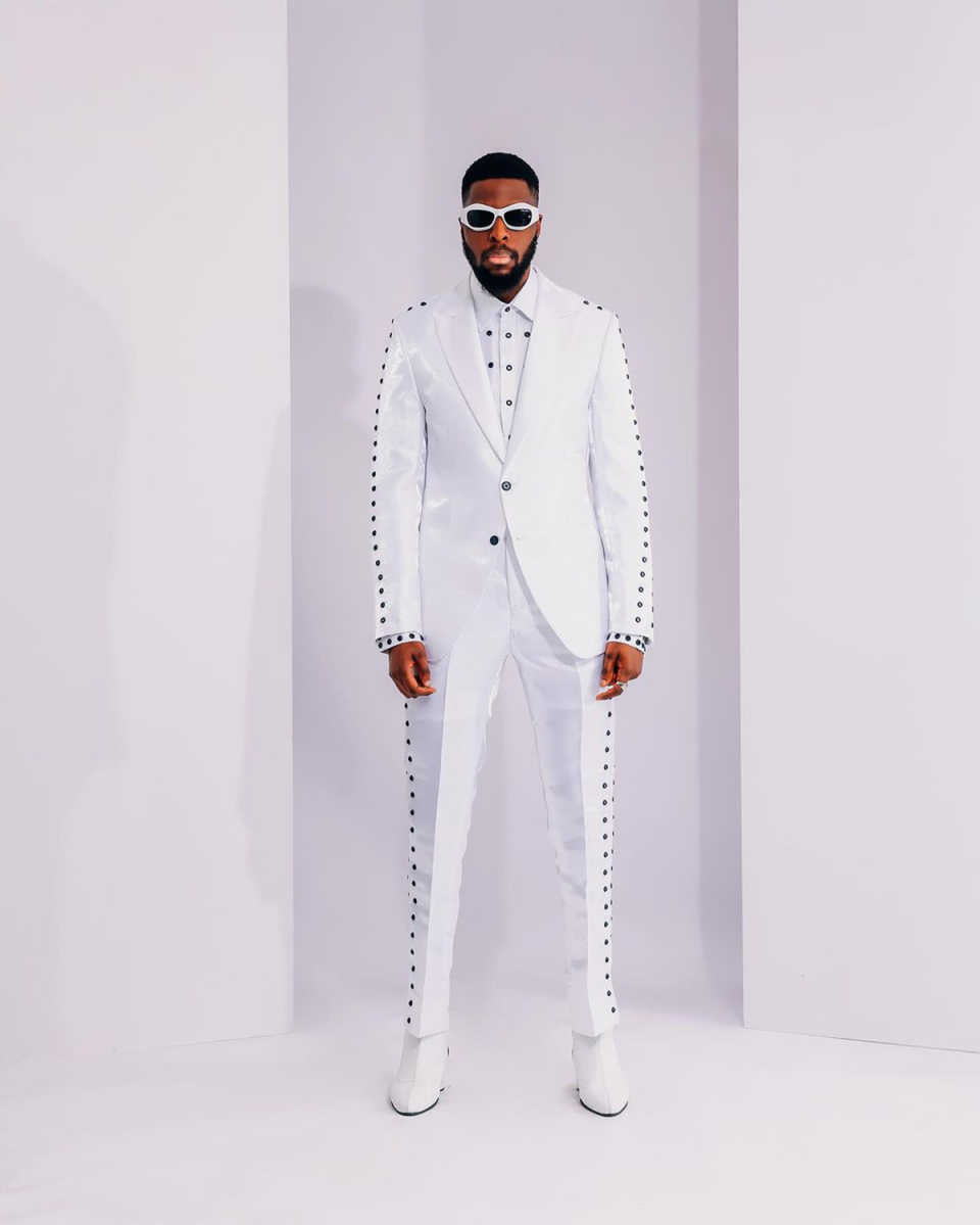 Customized Bling Mens Tuxedos Slim Fit White Peaked Lapel Groom Wedding Wear Jacket With Belt 2 Pieces Pants Sets