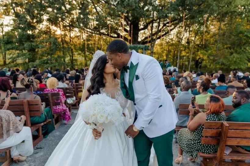 Men White Green Peak Lapel Tuxedo Suit Two Pieces Groom Wedding Suit Green Pants Bow Tie Formal Outfit