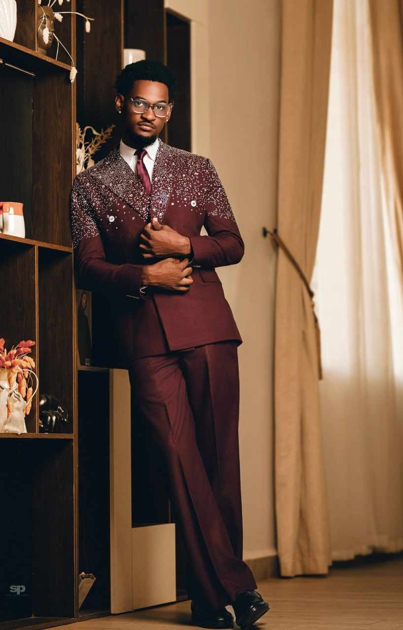 Men's Burgundy Double Breasted 2-Piece Suit with Gradient Star Rhinestones, Slim Blazer & Wide Leg Trousers for Groom Wedding Banquet