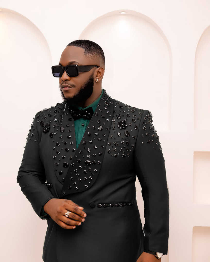 Men's Emerald Green & Black Tuxedo Jacket with Full Black Rhinestone Shawl Lapel, Single Button Slim Formal Blazer for Singer Wedding Stage Show