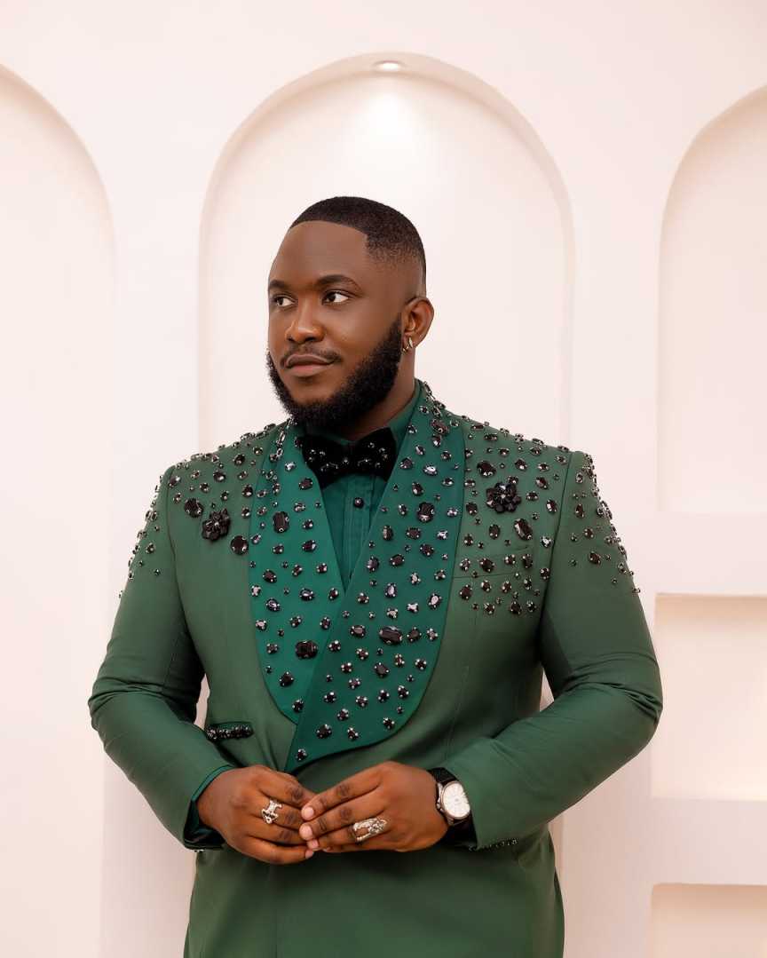 Men's Emerald Green & Black Tuxedo Jacket with Full Black Rhinestone Shawl Lapel, Single Button Slim Formal Blazer for Singer Wedding Stage Show
