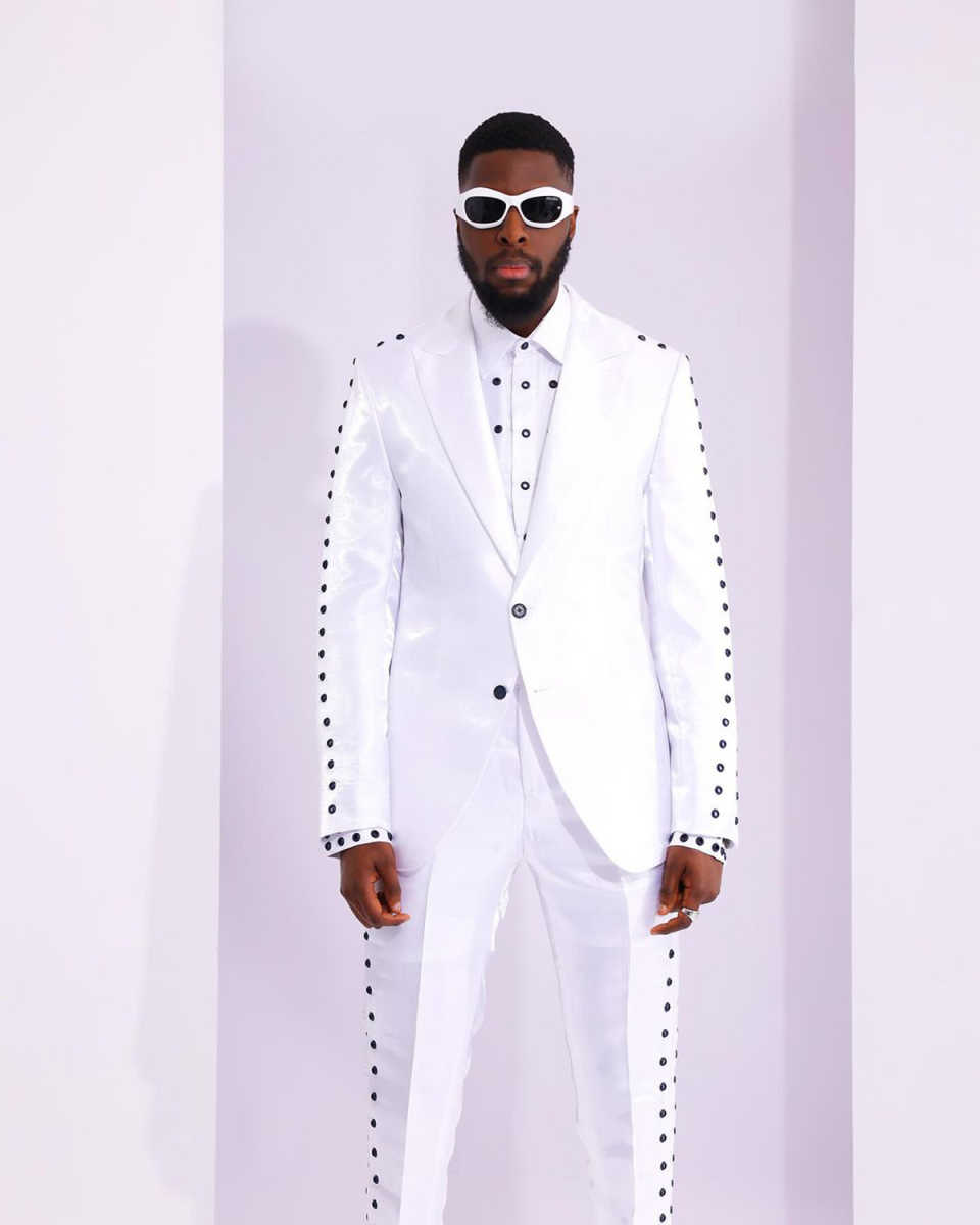 Customized Bling Mens Tuxedos Slim Fit White Peaked Lapel Groom Wedding Wear Jacket With Belt 2 Pieces Pants Sets